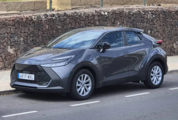 Toyota C-HR Hybrid (Автомат, 1.8 л, 5 мест)
